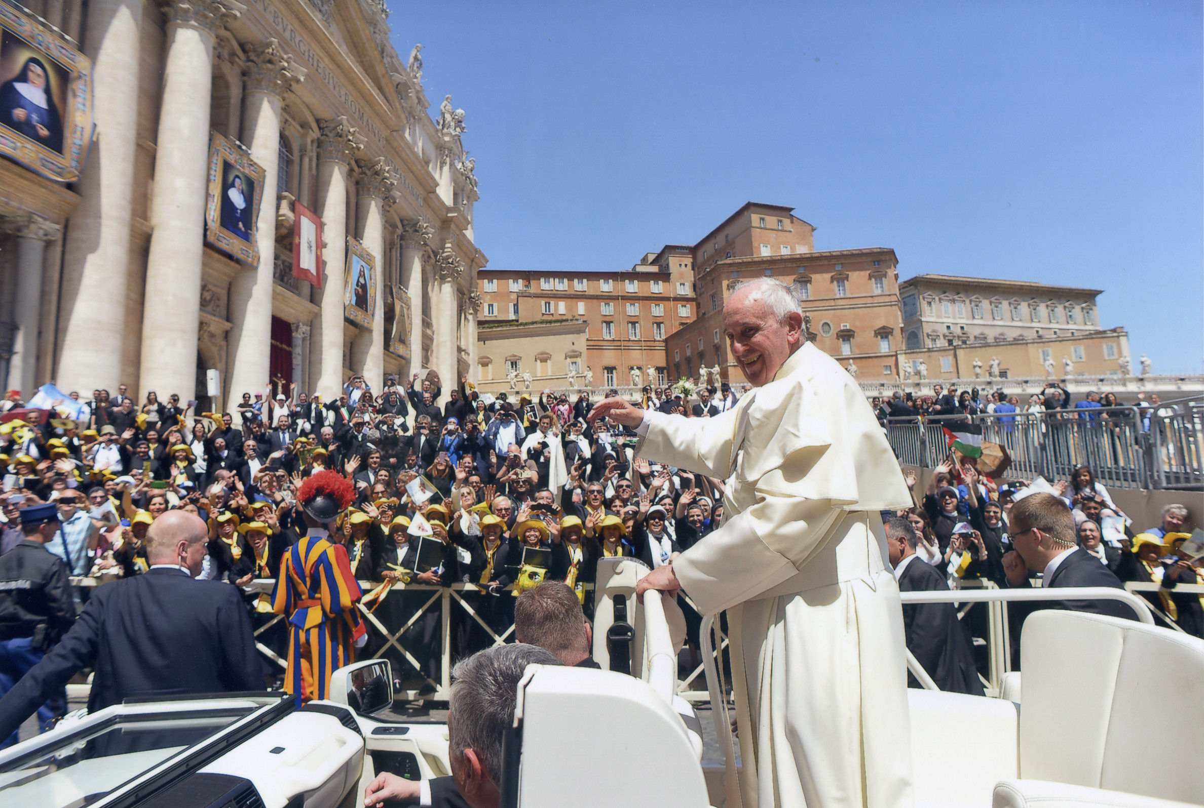 Le pape François, expert de la communication par le geste.